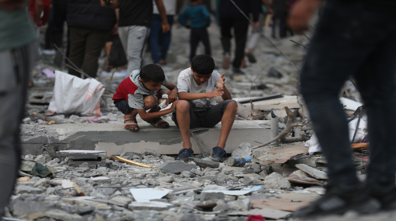 اليوم الـ210 لإبادة غزة: غارات متواصلة على رفح والنصيرات والبريج